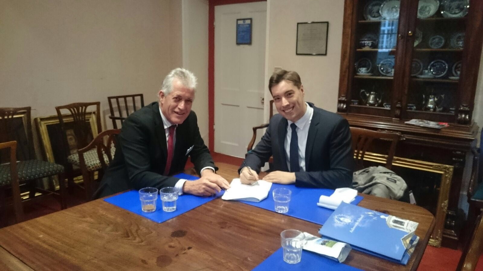 Martin Cyrankowski in der Ackworth School mit dem International Admissions Director