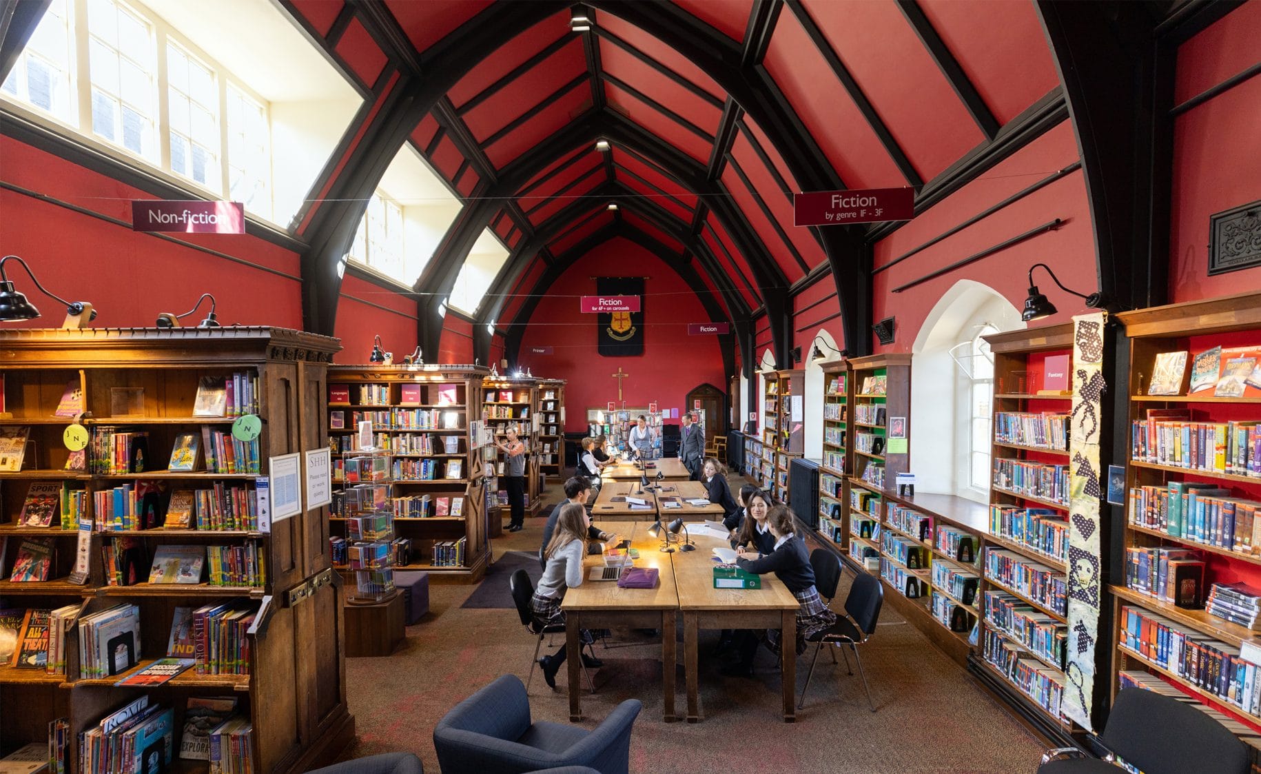 Die Bibliothek der Downside School UK - ein inspirierender Lernraum an einer akademisch renommierten Internatsschule in Großbritannien.