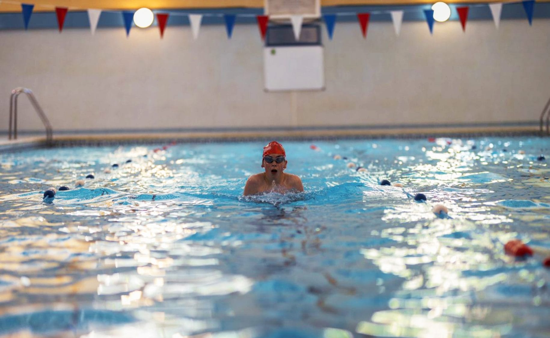 Schwimmen an der Downside School UK - eine der sportlichen Aktivitäten, die von der renommierten Internatsschule in Großbritannien angeboten werden.