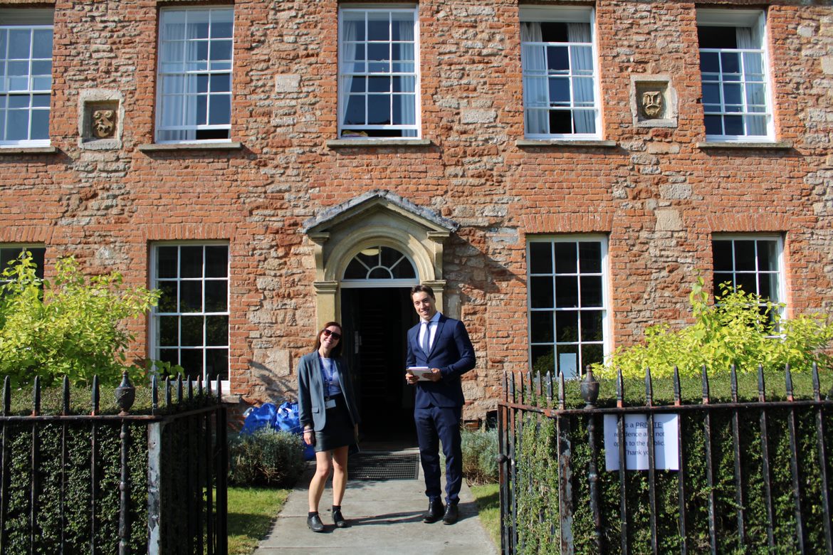 Das Internat in England namens Wells Cathedral School wird auf einem Foto mit Martin Cyrankowski dargestellt.