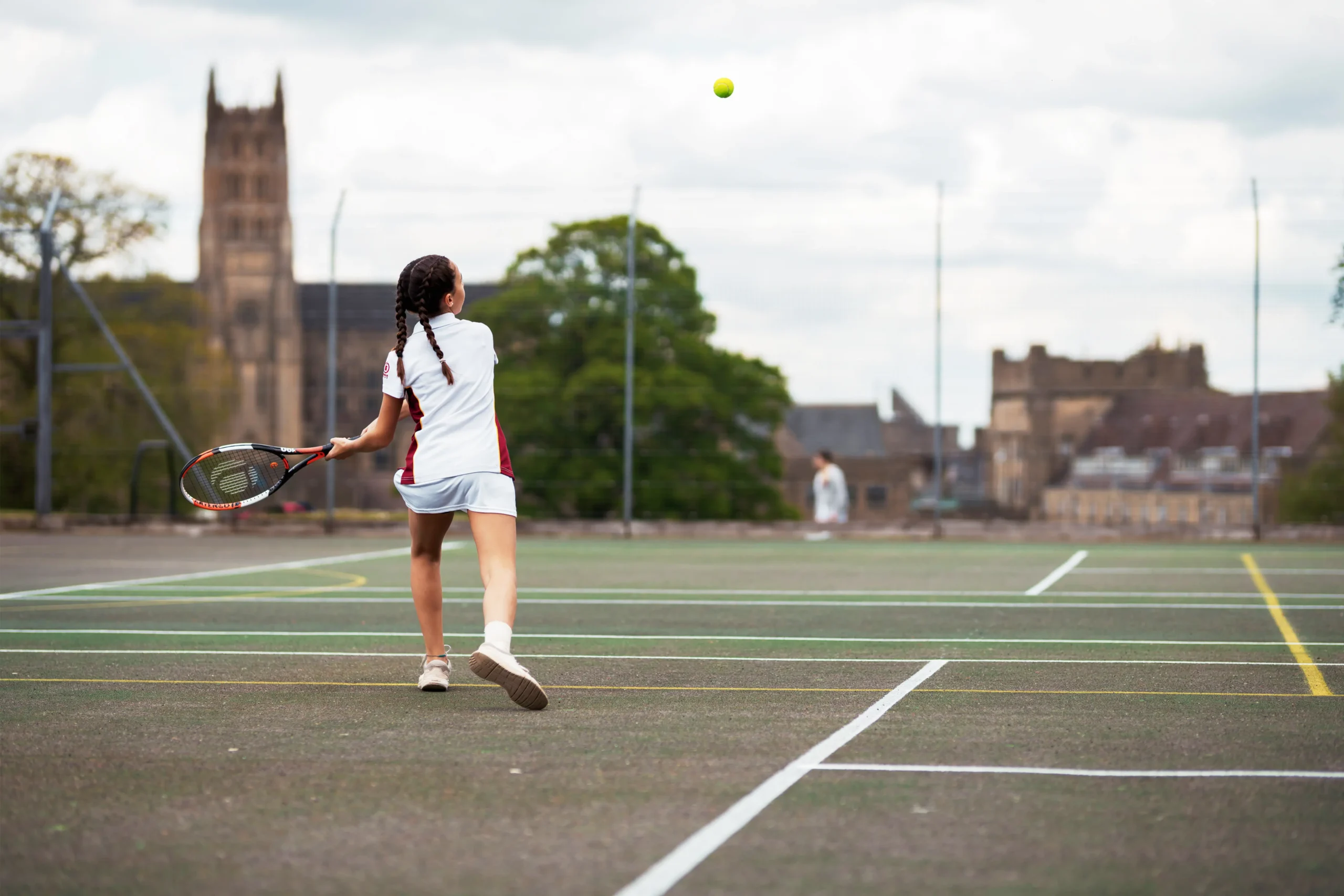 Downside School UK - eine renommierte Internatsschule in Großbritannien mit umfassenden Möglichkeiten, einschließlich Tennisanlagen.