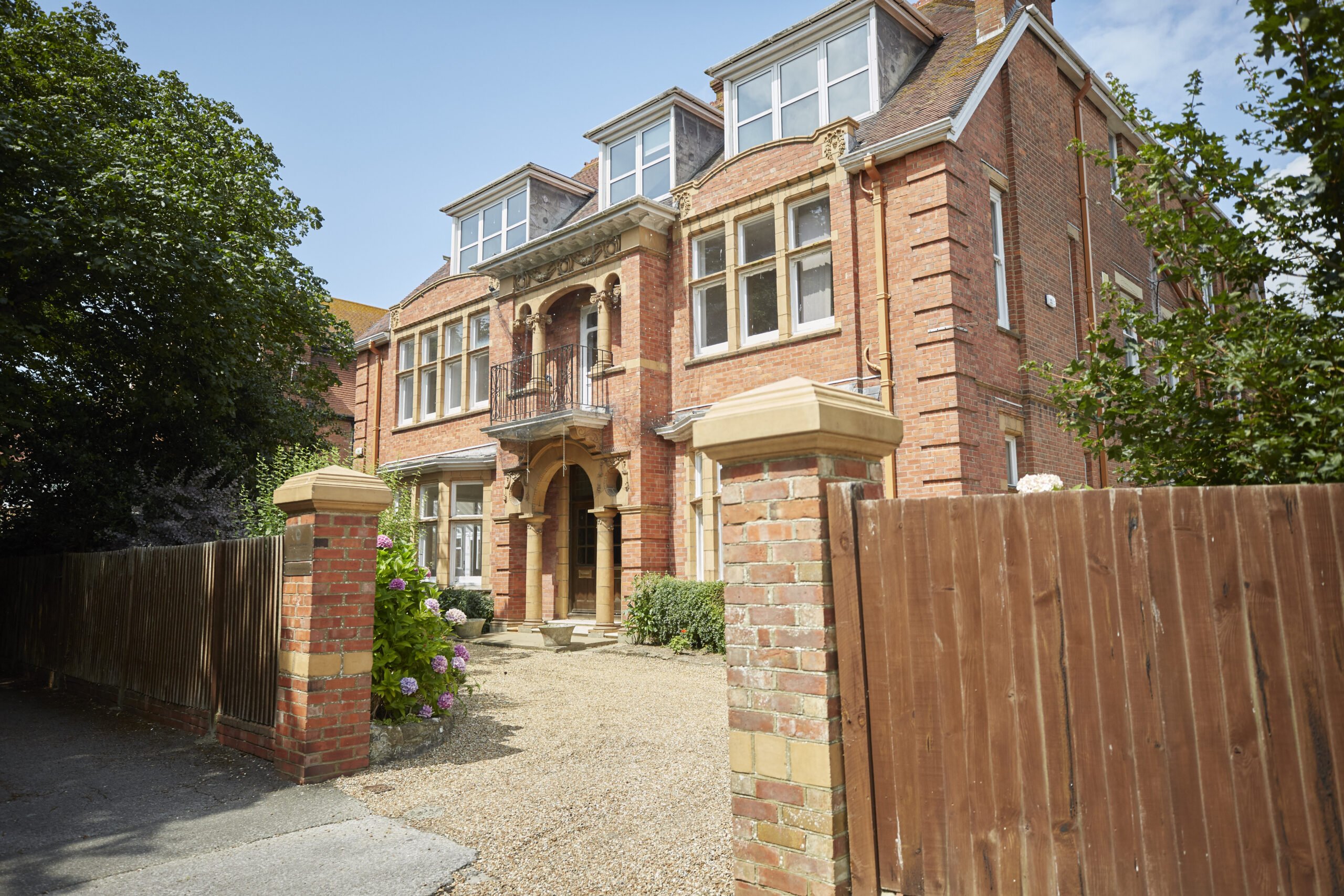 Earlscliffe College