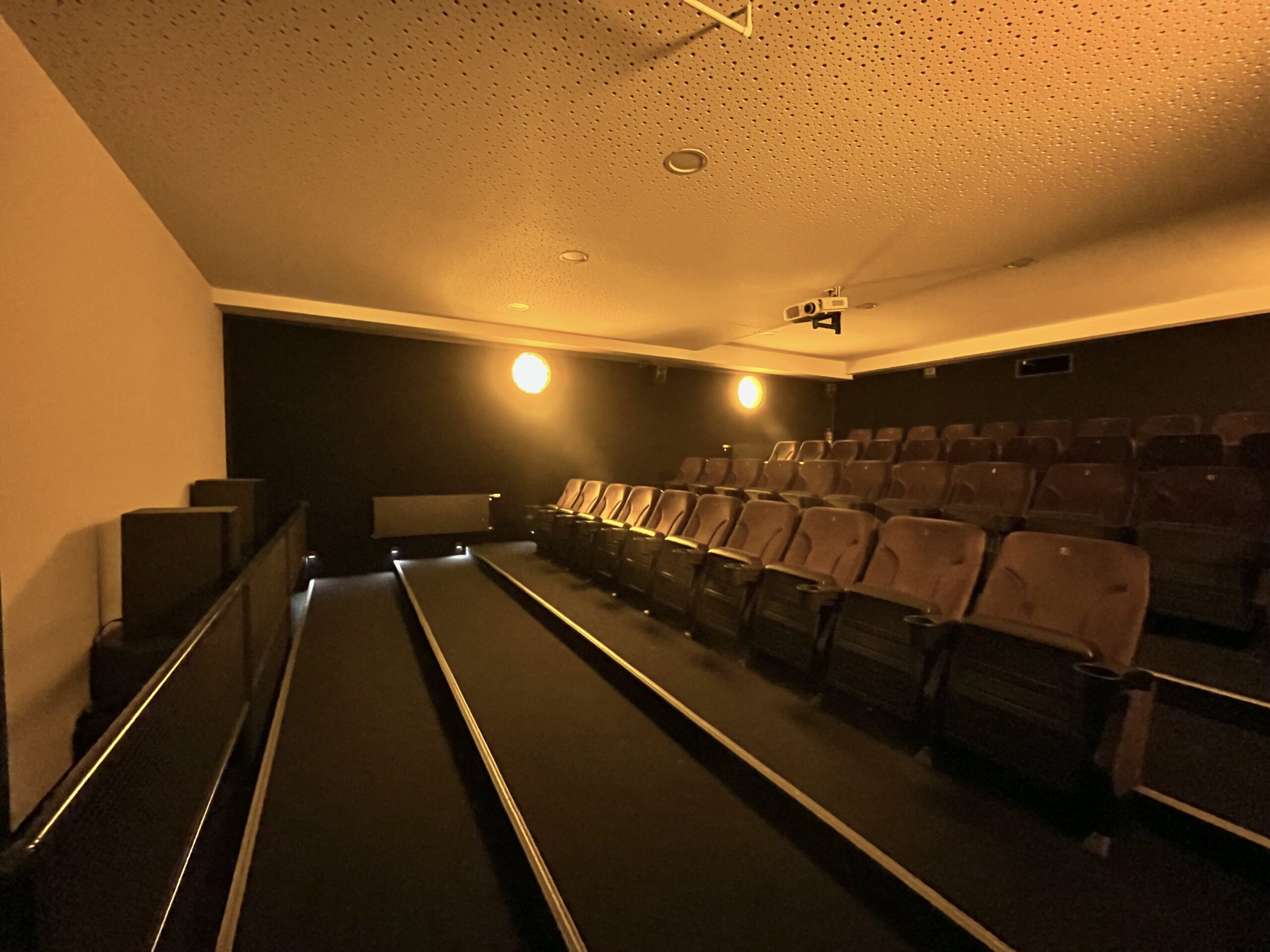 Internat Solling in Deutschland bietet ein umfassendes Programm in Drama, Theater und Musik. Schüler und Schülerinnen können ihre Talente entfalten und an verschiedenen Aufführungen und musikalischen Projekten teilnehmen.