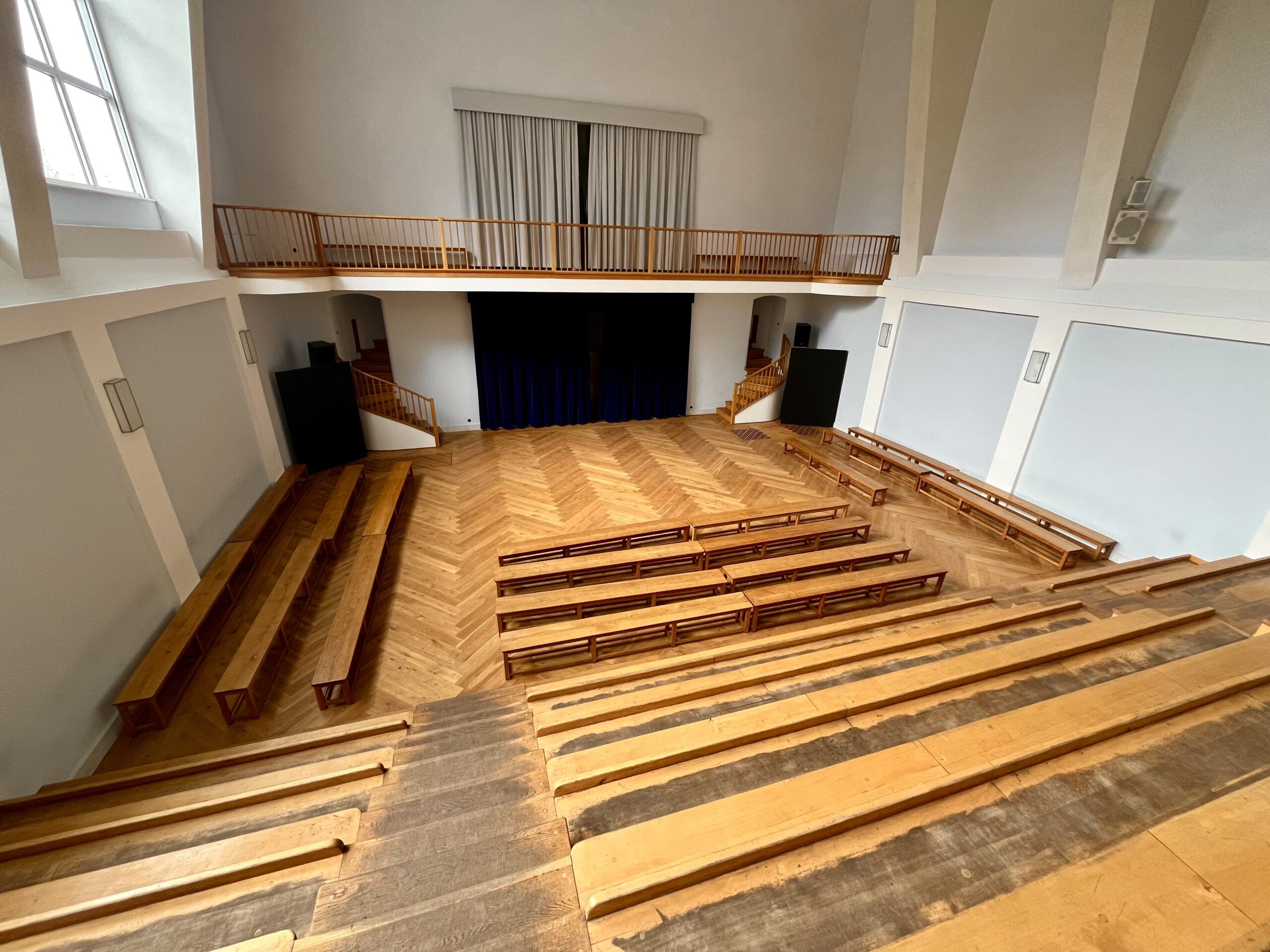 Internat Solling in Deutschland bietet ein umfassendes Programm in Drama, Theater und Musik. Schüler und Schülerinnen können ihre Talente entfalten und an verschiedenen Aufführungen und musikalischen Projekten teilnehmen.