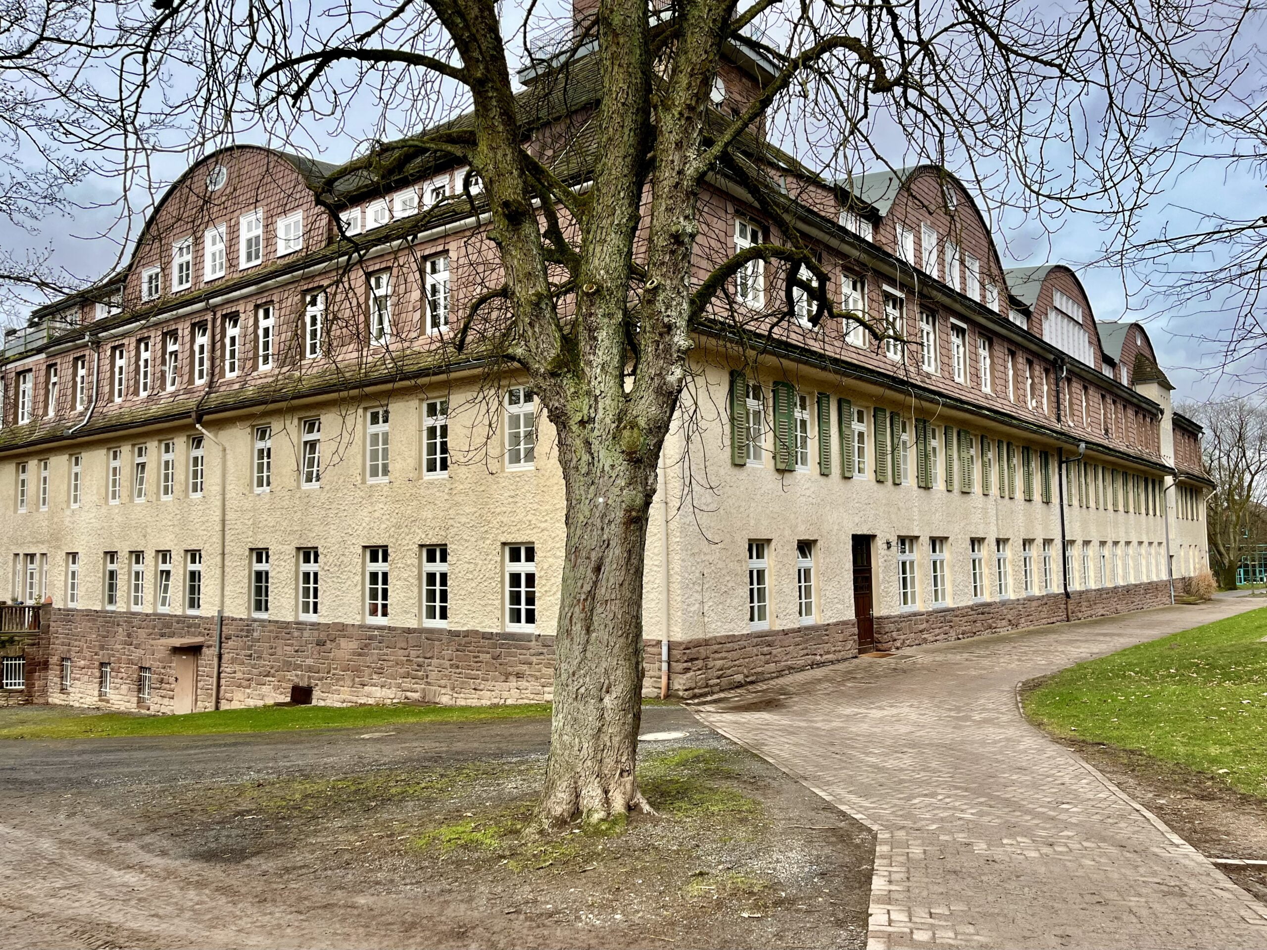 Internat Solling in Deutschland bietet ein anspruchsvolles Gymnasium, das Schüler und Schülerinnen auf das Abitur vorbereitet. Die Schule legt Wert auf individuelle Förderung und eine umfassende akademische Ausbildung.