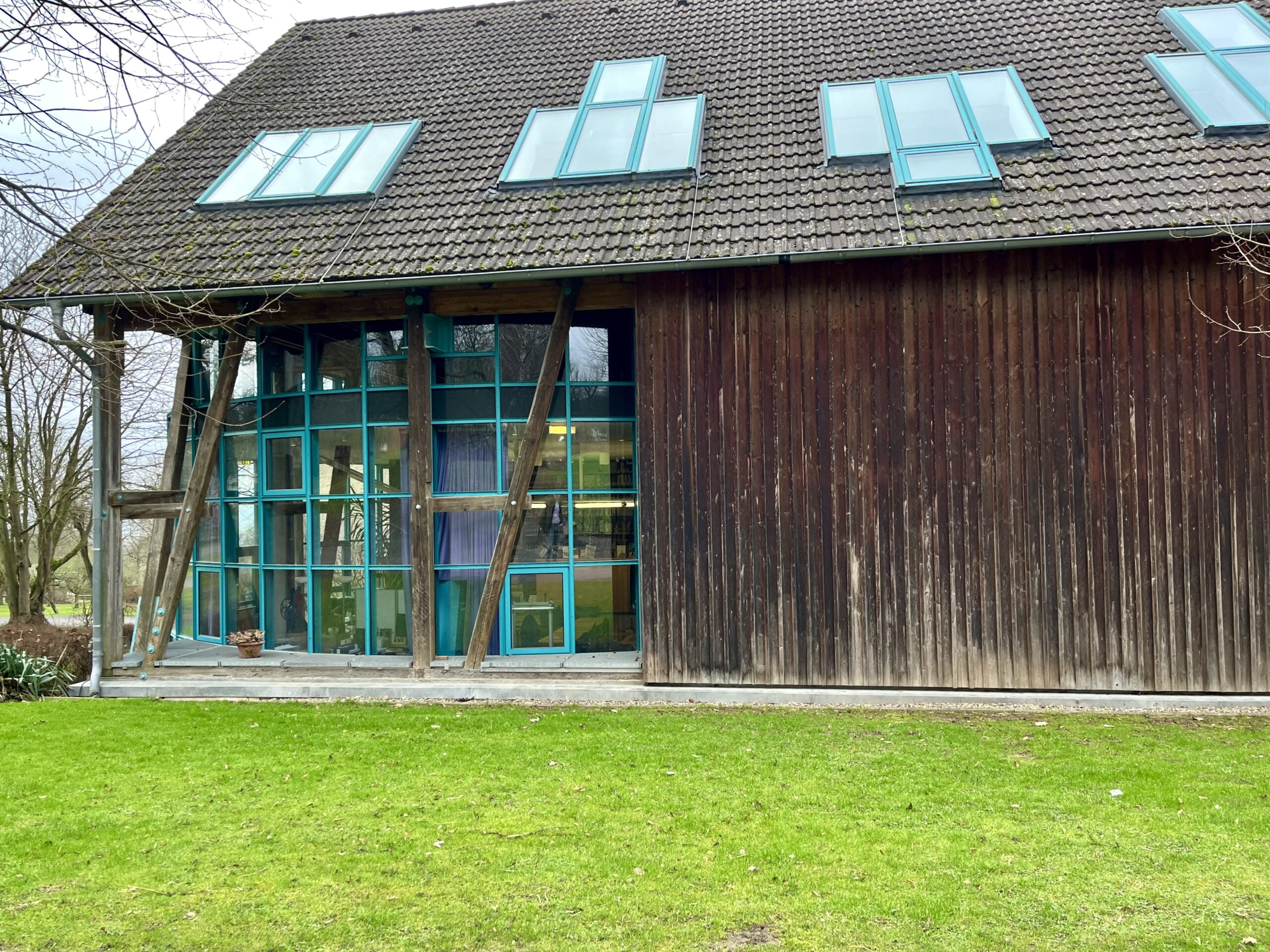 Internat Solling in Deutschland bietet ein anspruchsvolles Gymnasium, das Schüler und Schülerinnen auf das Abitur vorbereitet. Die Schule legt Wert auf individuelle Förderung und eine umfassende akademische Ausbildung.