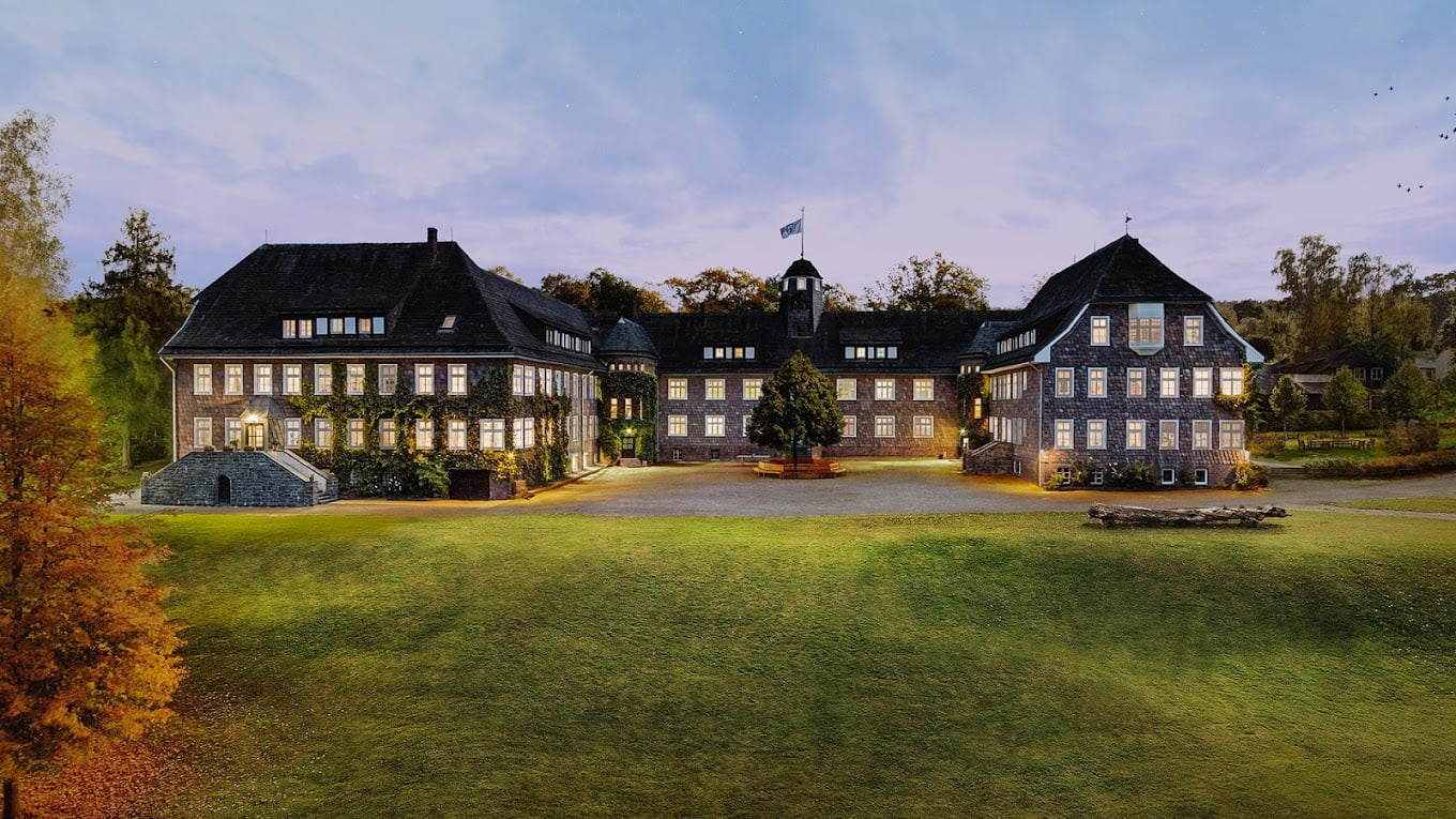 Internat Solling in Deutschland erstreckt sich über einen 50 Hektar großen Campus mit weitläufiger Parklandschaft. Die Schule ist ideal für Schüler und Schülerinnen, die eine naturnahe Umgebung und eine enge Gemeinschaft schätzen.