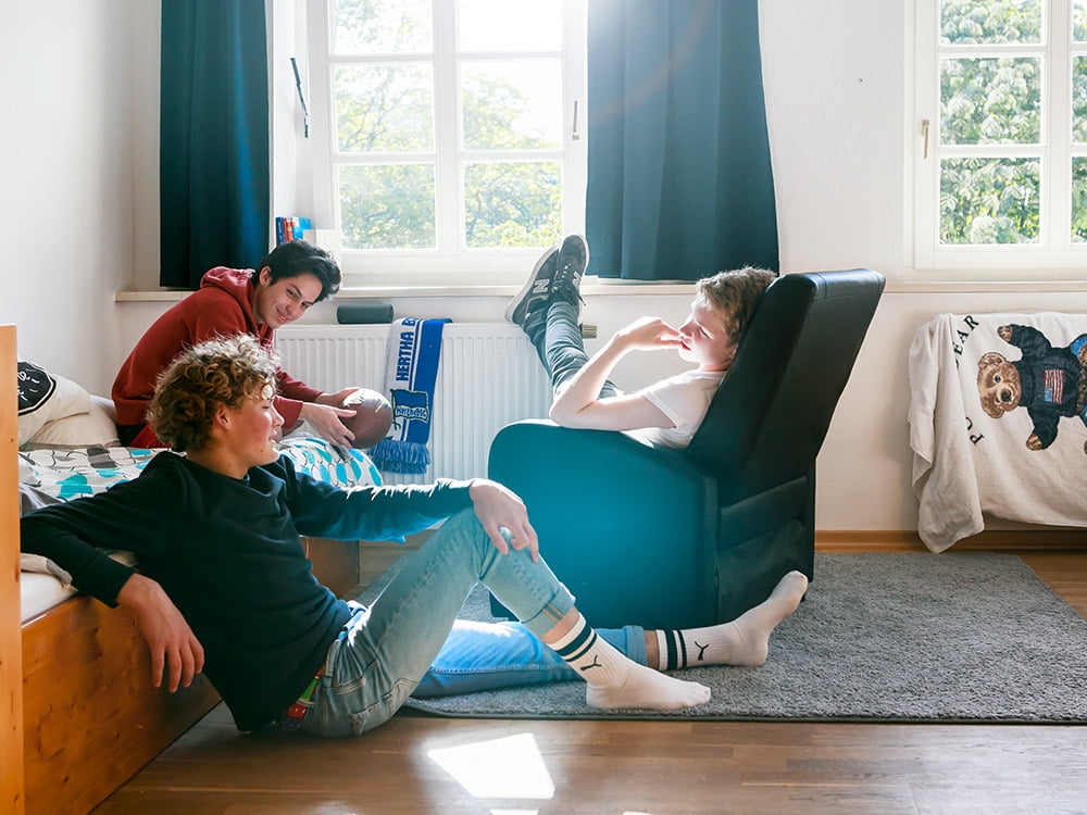 Internat Solling in Deutschland bietet ein familiäres Internatsleben, in dem Schüler und Schülerinnen eng zusammenleben und Gemeinschaft erfahren.