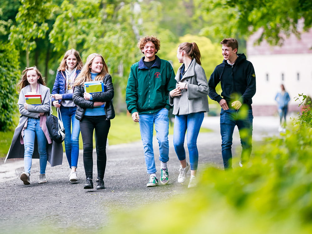 Internat Solling in Deutschland fördert eine starke Gemeinschaft und ein lebendiges Internatsleben, in dem Schüler und Schülerinnen eng zusammenleben und voneinander lernen. Die familiäre Atmosphäre unterstützt ihre persönliche Entwicklung.