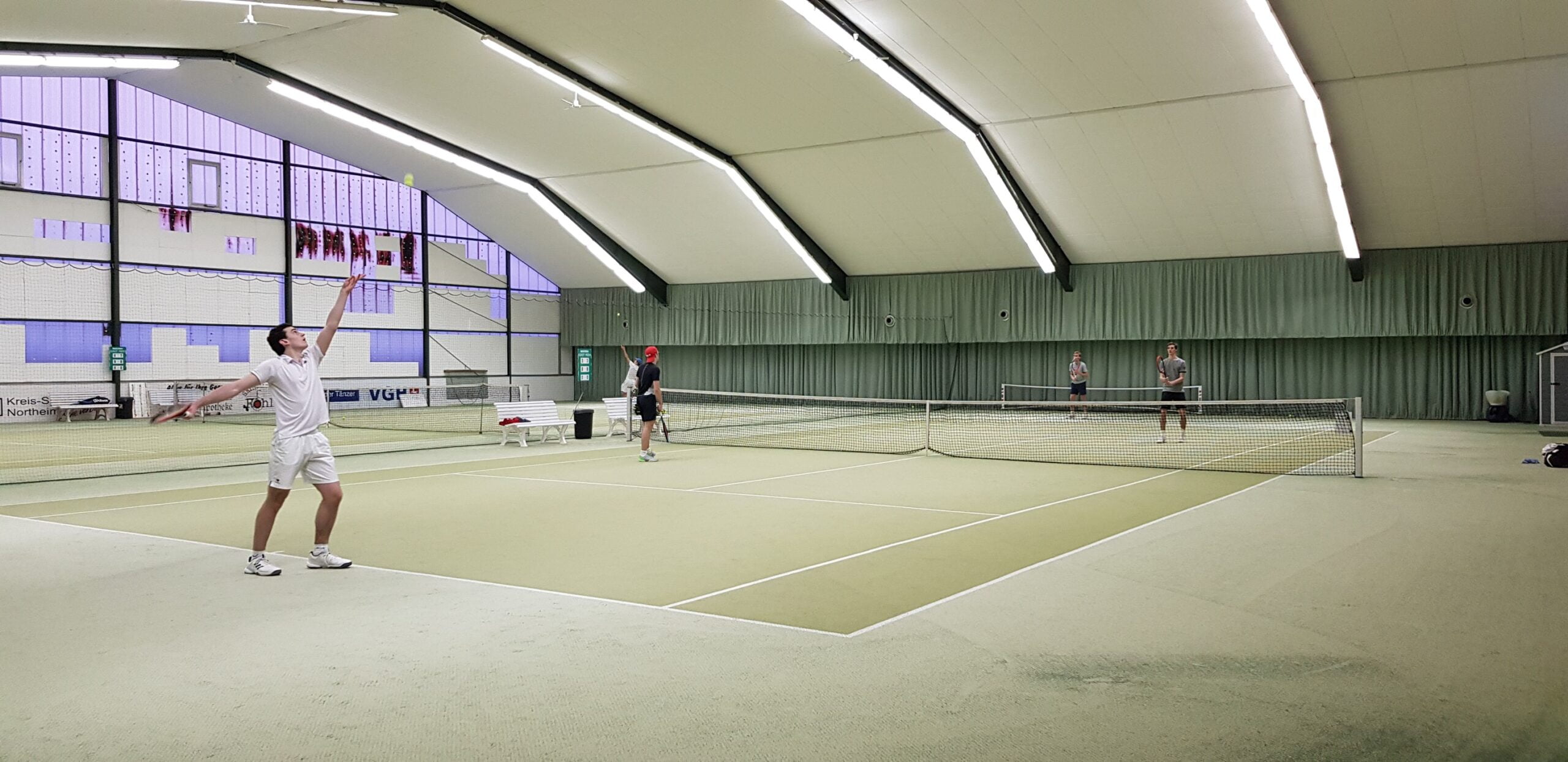 Internat Solling in Deutschland bietet hervorragende Tennisanlagen und Trainingsmöglichkeiten. Schüler und Schülerinnen können ihre Fähigkeiten im Tennis verbessern und an verschiedenen Turnieren teilnehmen.