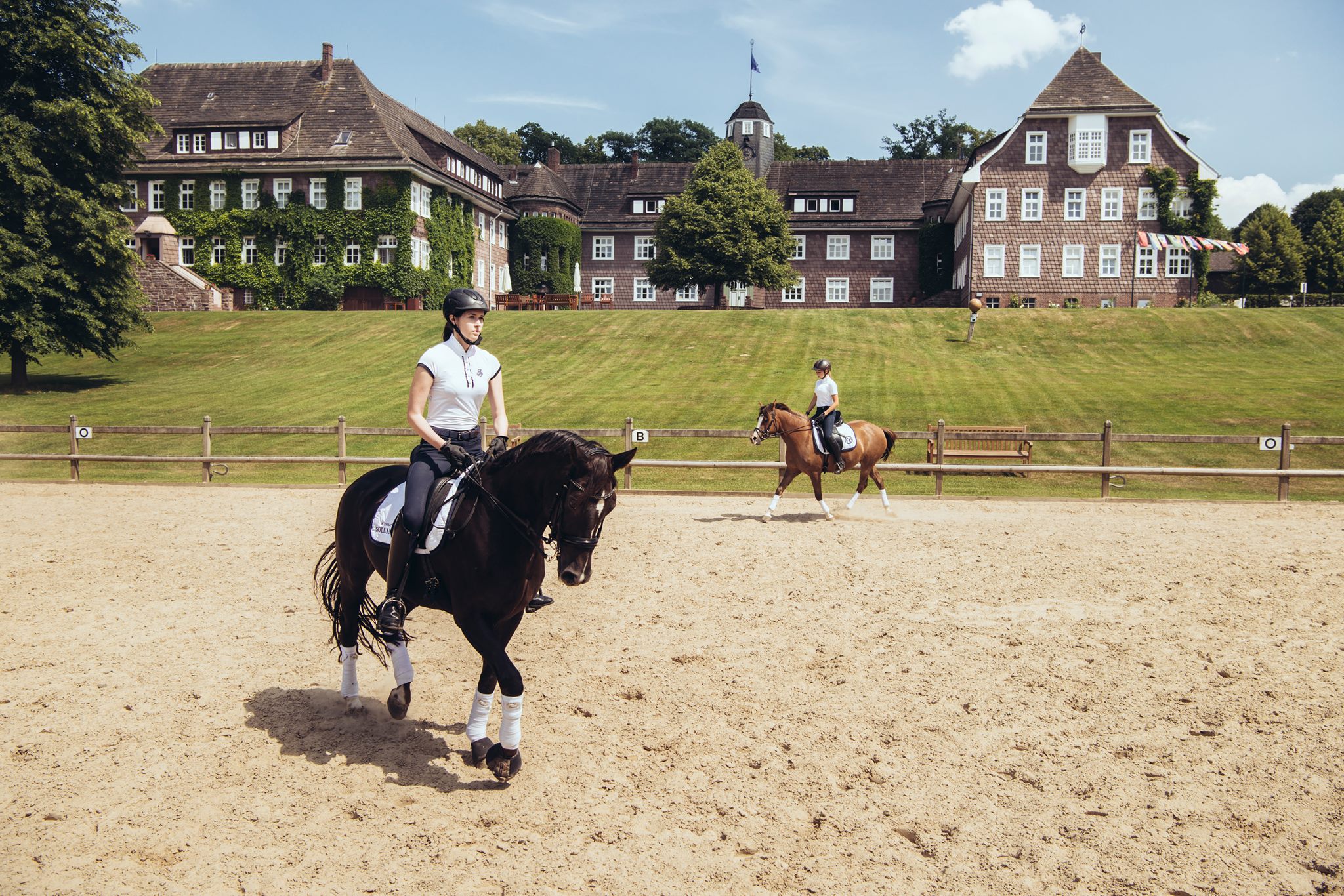Internat Solling in Deutschland ist bekannt für seinen Reitsport und das einzige Internat im Land mit einer professionellen Reitanlage auf dem Campus. Schüler und Schülerinnen können hier ihre reiterlichen Fähigkeiten in einer erstklassigen Umgebung entwickeln.