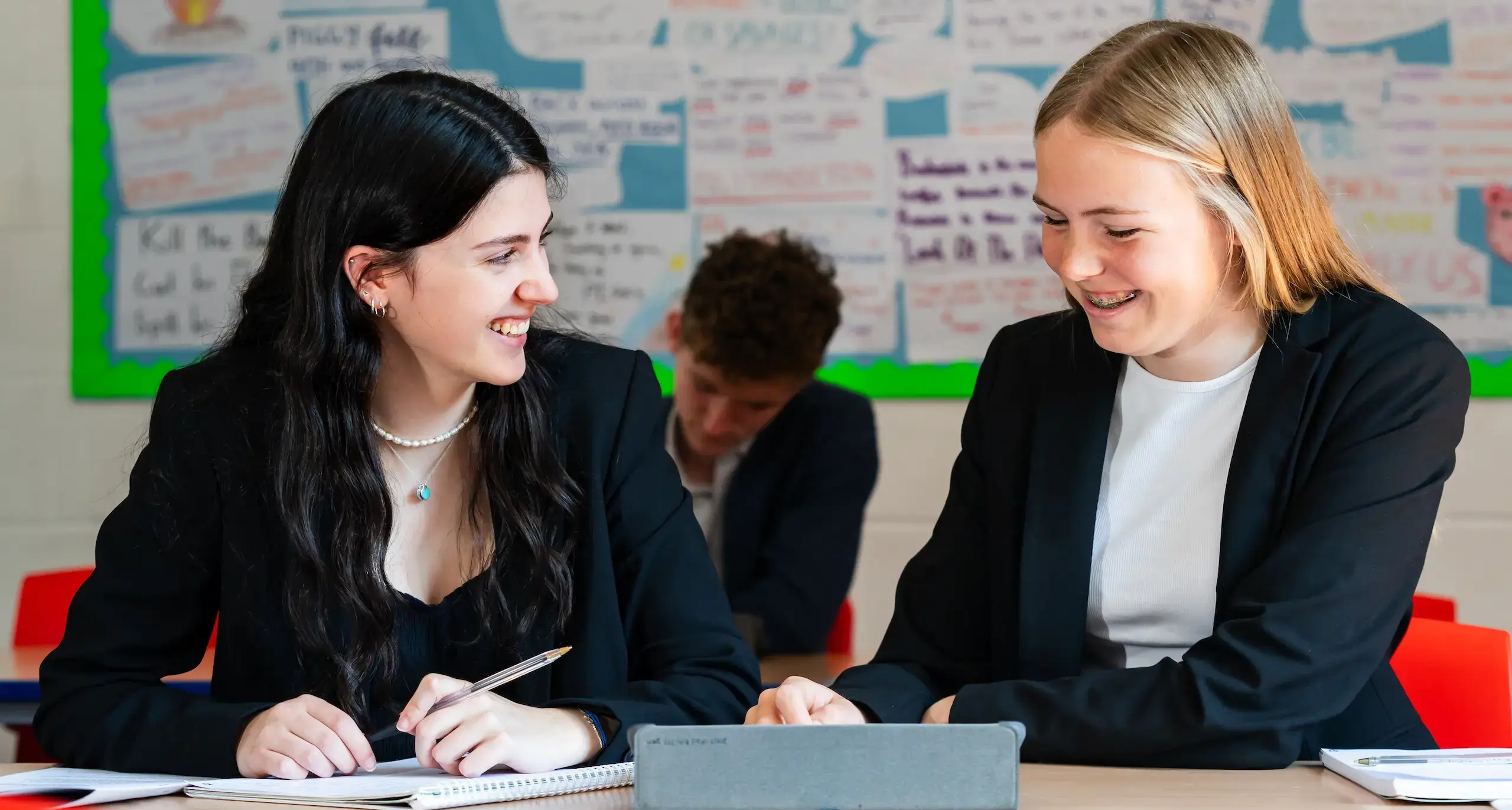 Embley School in Hampshire bietet ein akademisch anspruchsvolles Umfeld, das durch ein breites Fächerangebot, kleine Lerngruppen und individuelle Förderung geprägt ist.