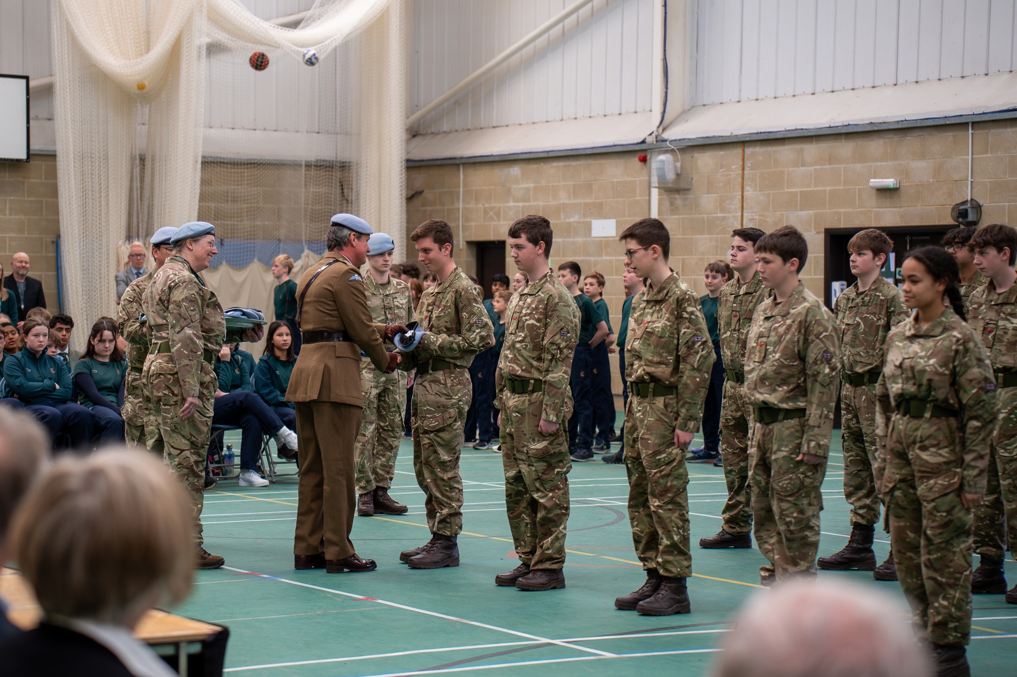 Die Combined Cadet Force (CCF) der Embley School in Hampshire bietet Schülern praxisnahe Erfahrungen in Bereichen wie Feldkunde, Navigation, Erste Hilfe und Signaltechnik.