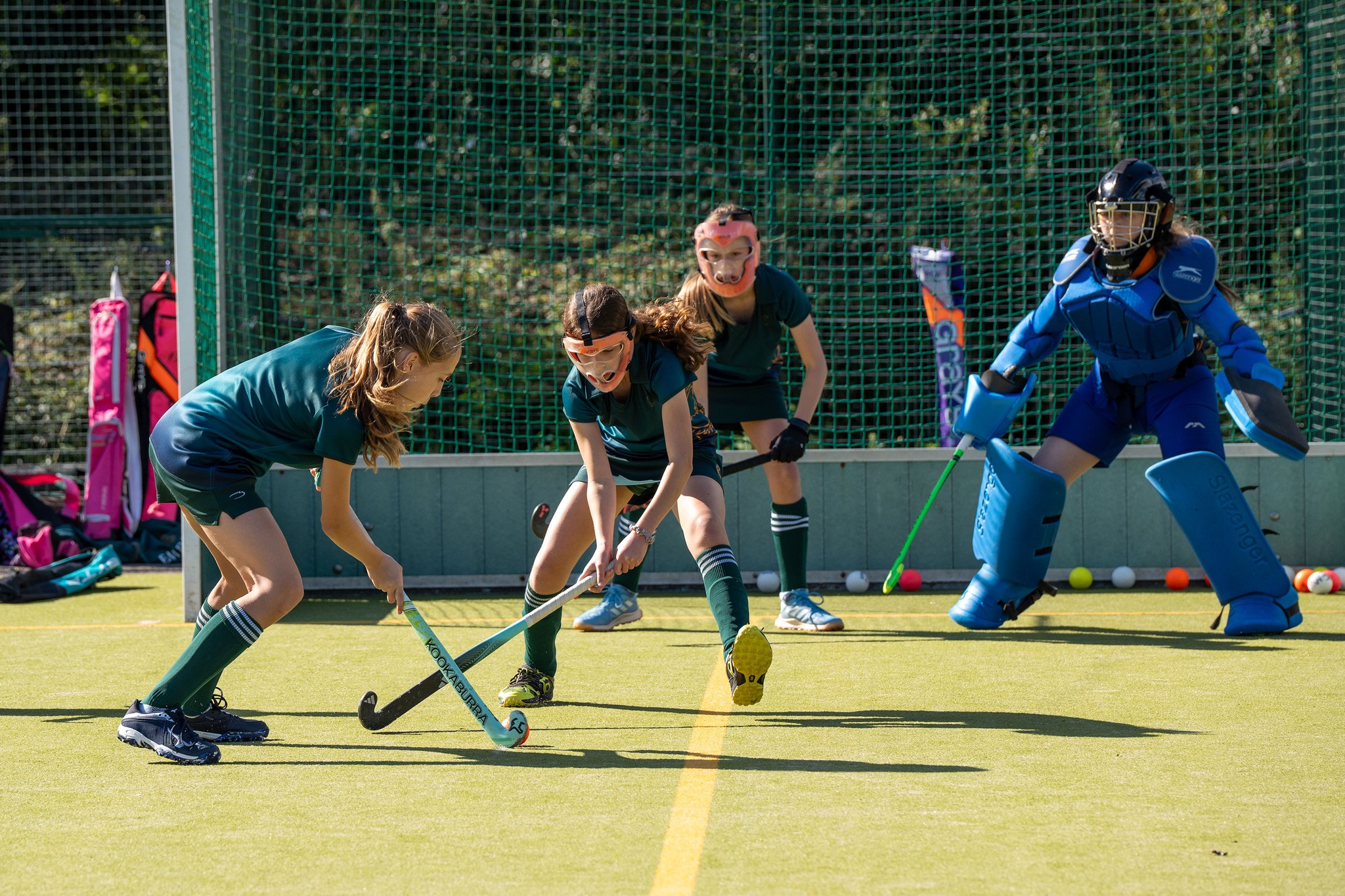 Die Embley School in Hampshire verfügt über ein engagiertes Hockey-Programm für Mädchen und Jungen, das sowohl im Prep als auch im Senior School Bereich angeboten wird.