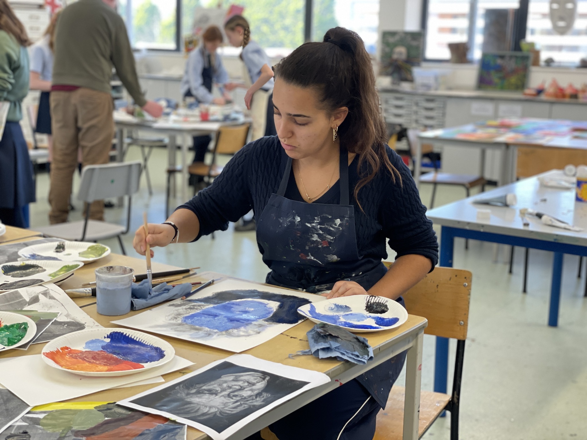 Die Embley School in Hampshire legt großen Wert auf die Förderung der Künste. Im eigens dafür vorgesehenen Kunststudio können Schüler unter der Anleitung von Künstlern in Residenz ihre kreativen Fähigkeiten entfalten. Zudem bietet die Schule regelmäßige Workshops und Ausstellungen an, die das Interesse und die Wertschätzung für verschiedene Kunstformen wecken. ​