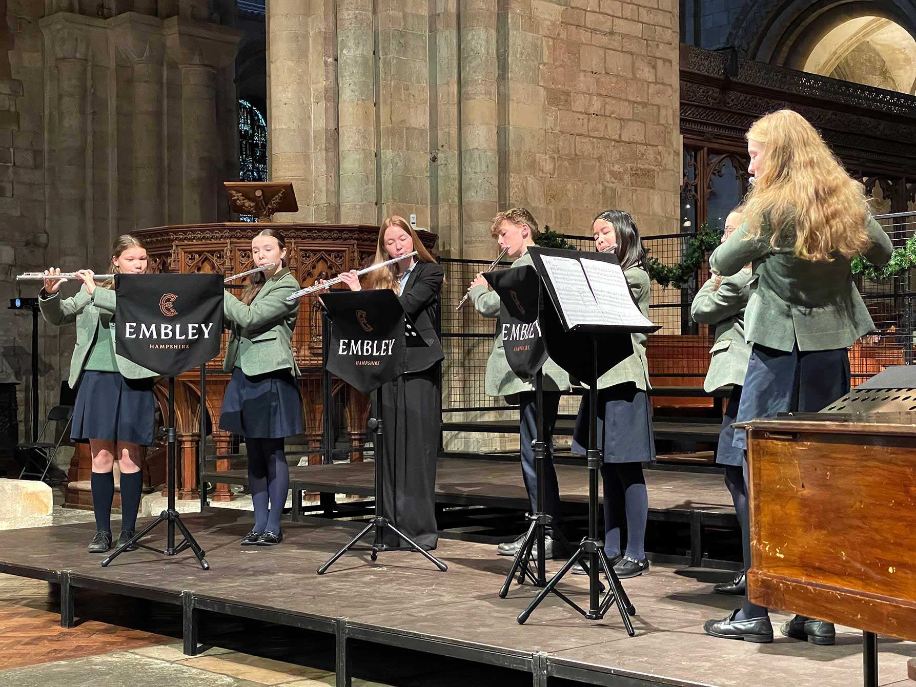 Embley School in England legt großen Wert auf musikalische Bildung. Mit einem engagierten Musikteam, gut ausgestatteten Proberäumen und regelmäßigen Konzerten bietet die Schule vielfältige Möglichkeiten zur musikalischen Entfaltung.