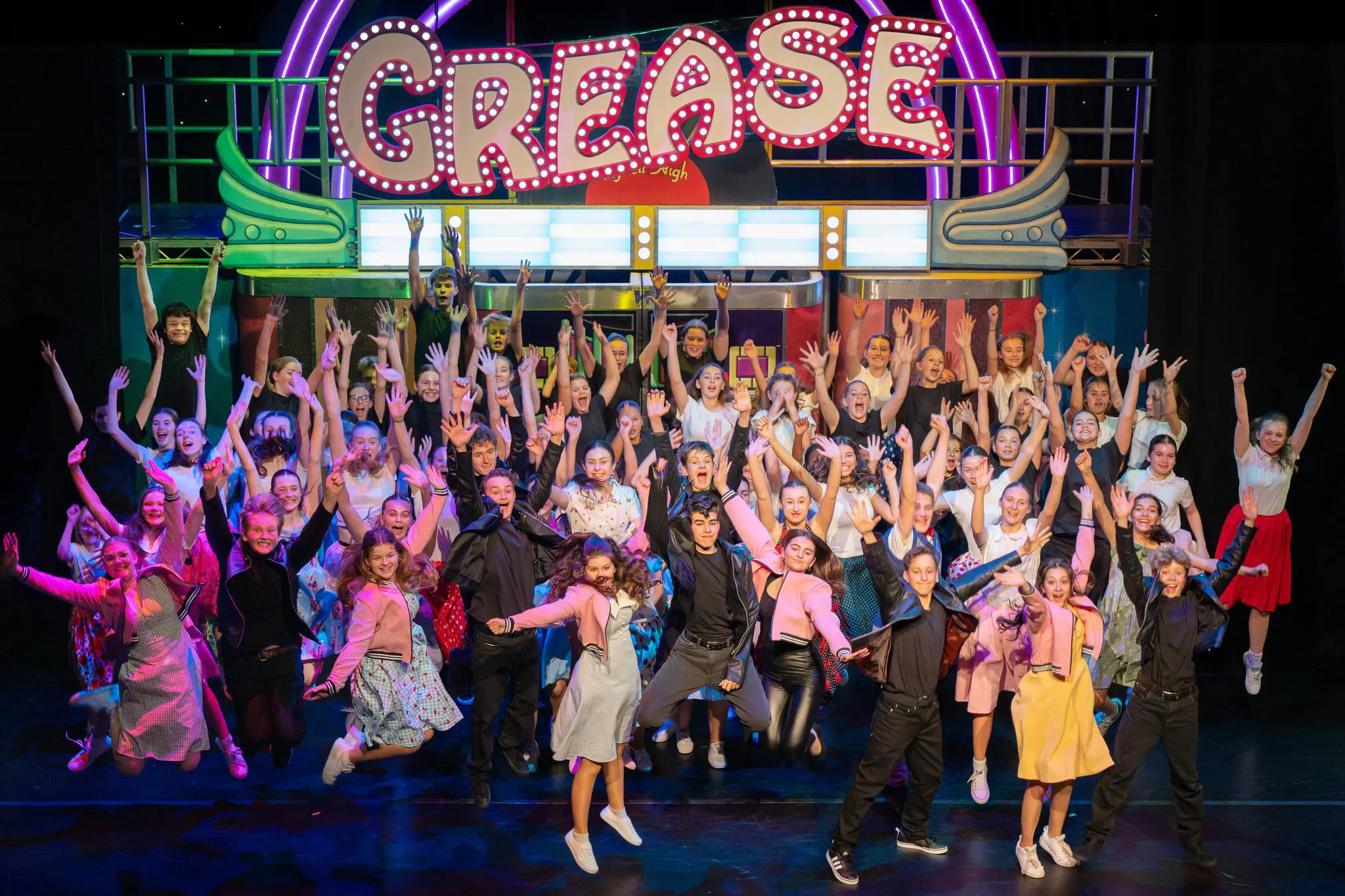 Das Performing Arts Centre der Embley School in Hampshire bietet Schülern eine Bühne für kreative Entfaltung. Mit professionellen Produktionen wie „Matilda: The Musical“ und Aufführungen im Winchester Royal Theatre sammeln die Schüler umfassende Erfahrungen in Schauspiel, Regie, Bühnenbild und Technik. Freiluftaufführungen klassischer Stücke ergänzen das vielfältige Theaterprogramm.​