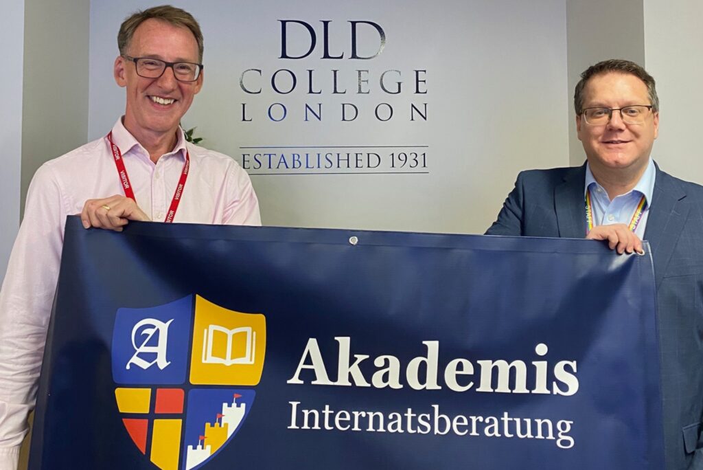 DLD College London Der Akademis-Ambassador Cory Lowde zusammen mit James Kidd, Schulleiter des DLD College London