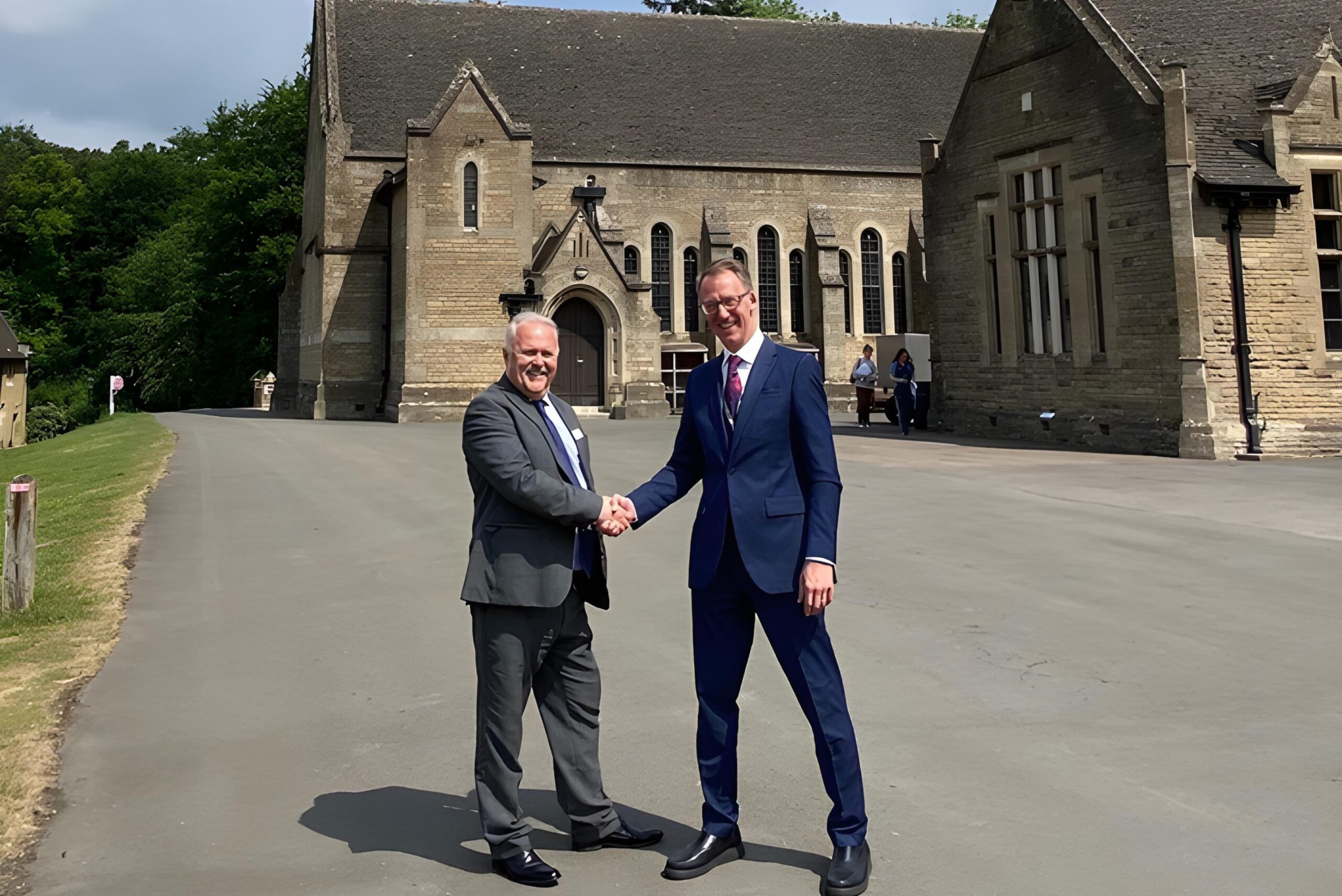 Der Akademis-Ambassador Cory Lowde zusammen mit Pete Last, Schulleiter der Kingham Hill School